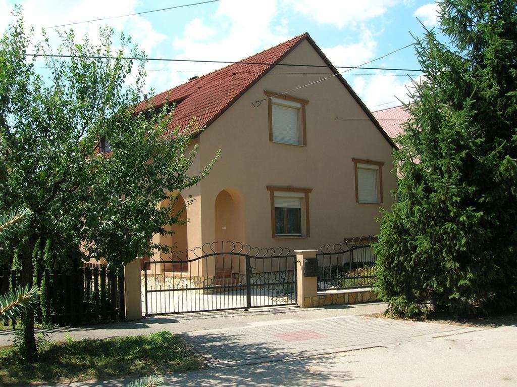 Margaréta Apartman Appartamento Sárvár Esterno foto